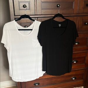 Market & Spruce Black and White Short Sleeve Tees